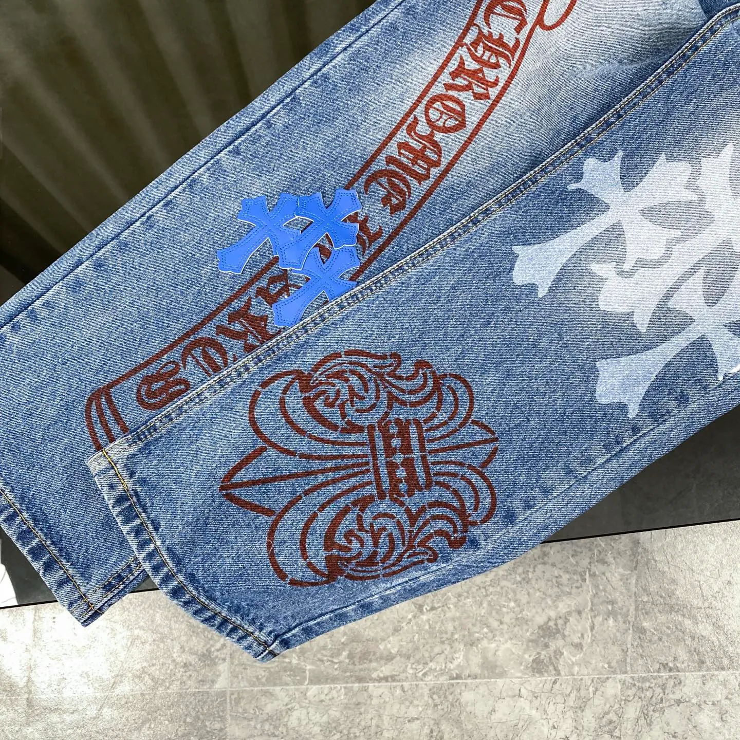 🅿️280 Chrome Hearts Chrome Hearts 24SS cross Sanskrit limited edition graffiti printed leather jeans. 💙Among Chrome Hearts’ many trousers, its color is unique and attracts people at first glance. It is made of beaded canvas fabric and has been washed with heavy water. The upper body is very textured, crisp and stylish, and will not collapse at all. The three-dimensional cut of the pants has a first-class effect in modifying the shape of the legs. It can be easily controlled by any figure, and you can instantly become a street trendy person when you put it on.  🔩Customized hardware, full of texture, every detail is done to the extreme. The thick beaded canvas fabric becomes soft and skin-friendly after washing, and has excellent breathability, making it comfortable to wear all day long. Customized small leather label, unique design, simple yet elegant, exquisite workmanship, neat wiring, every detail demonstrates quality and style.  These pants are gender-neutral and can be worn by both men and women, easily creating a sense of fashion. Pair them with a T-shirt or sweatshirt and you can easily go out and hit the streets. 🔵Classic blue, always a fashion favorite, suitable for any style of wear.  Size from 28 to 34 (corresponding to S-XL)